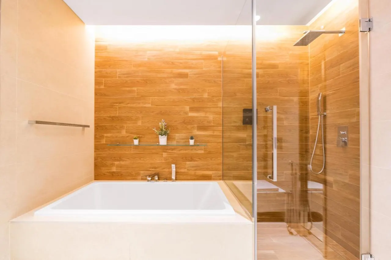 Lavish & Equipped Oceanfront 2 Bedroom Facing Ain Dubai